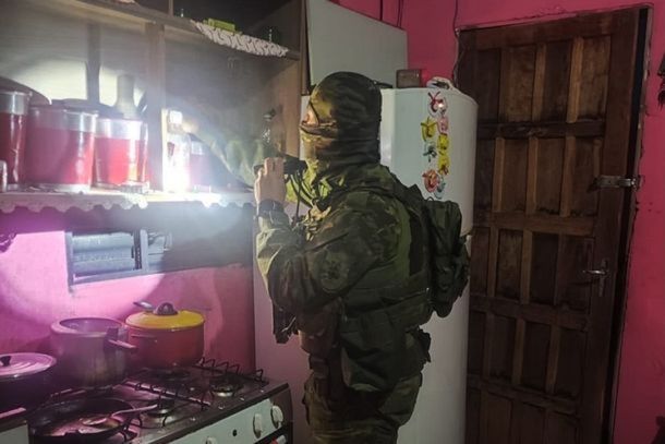 Opera&ccedil;&atilde;o Saturno mobilizou mais de 30 agentes, dez viaturas, aeronave e c&atilde;es durante o cumprimento de 11 mandados em Gua&iacute;ra.