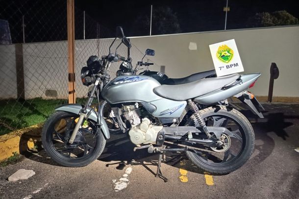 Motocicleta com irregularidades foi recolhida pela Pol&iacute;cia Militar durante abordagem no Centro de Cruzeiro do Oeste.