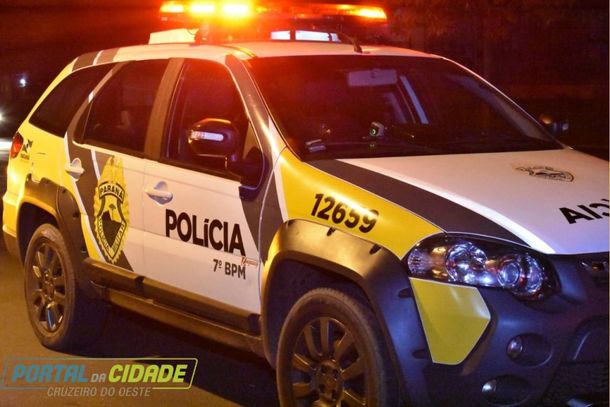 Ap&oacute;s den&uacute;ncia, a Pol&iacute;cia Militar recuperou um Fiat Palio com alerta de furto em uma funilaria de Cruzeiro do Oeste. O caso ser&aacute; apurado pela Pol&iacute;cia Civil.