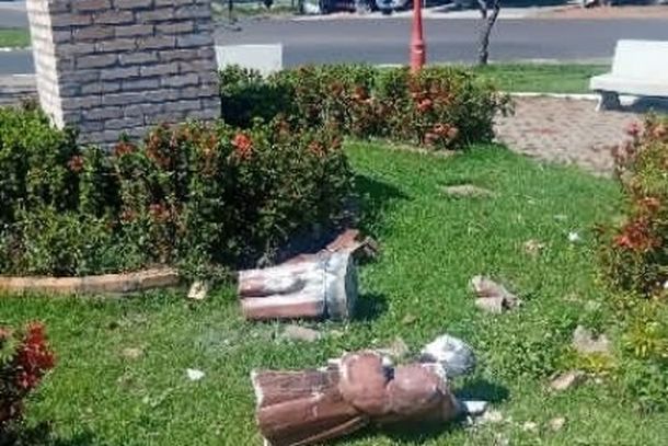 Pra&ccedil;a S&atilde;o Francisco foi alvo de vandalismo na noite deste domingo (23), em Cruzeiro do Oeste. O epis&oacute;dio gerou preocupa&ccedil;&atilde;o entre moradores.