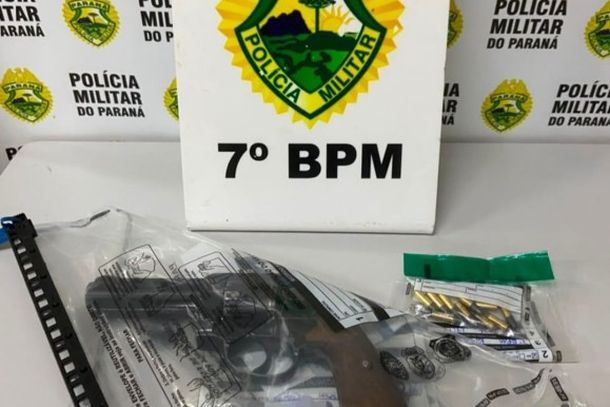 ROTAM prende homem por porte ilegal de arma em Cruzeiro do Oeste. Rev&oacute;lver calibre .22 com 10 muni&ccedil;&otilde;es foi apreendido durante abordagem da Opera&ccedil;&atilde;o Cidade Segura na PR-323.