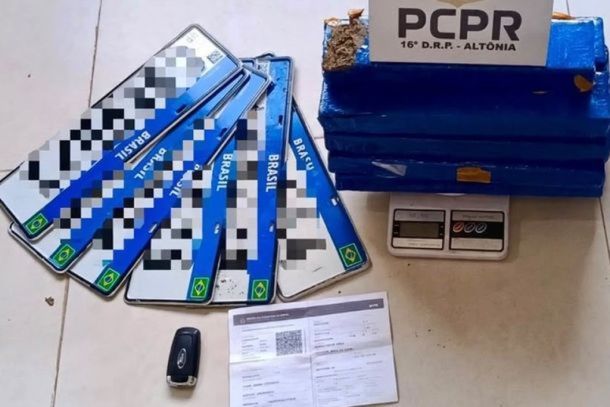 Opera&ccedil;&atilde;o da Pol&iacute;cia Civil apreendeu 7,3 kg de maconha, balan&ccedil;a, placas e documentos no Jardim Social, em Alt&ocirc;nia. Tr&ecirc;s suspeitos fugiram do local.