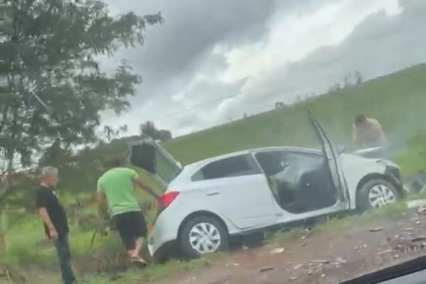 Acidente envolvendo quatro ve&iacute;culos mobilizou cinco ambul&acirc;ncias nas proximidades do Posto Cruzeir&atilde;o. Uma mulher morreu.