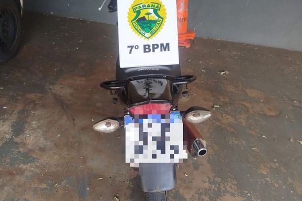 Motocicleta com escapamento irregular e d&eacute;bitos de licenciamento foi recolhida pela Pol&iacute;cia Militar durante abordagem em Mariluz.