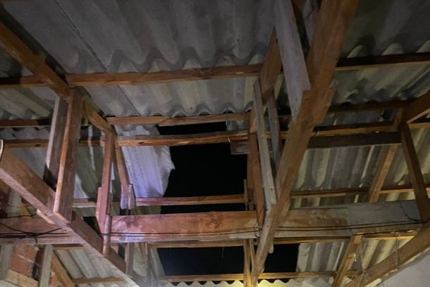 Temporal com chuva e ventania provocou destelhamentos em cerca de oito casas; Prefeitura, Defesa Civil e Assist&ecirc;ncia Social atuam no atendimento &agrave;s fam&iacute;lias.