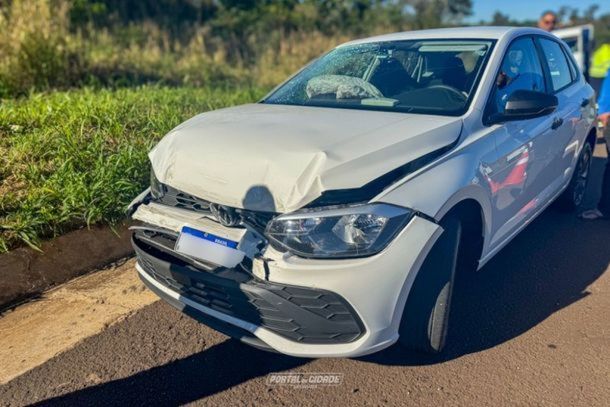 Van da Secretaria de Sa&uacute;de de Perobal e Volkswagen Polo se envolveram em uma colis&atilde;o traseira na PR-323, em Umuarama. O acidente deixou duas mulheres feridas.