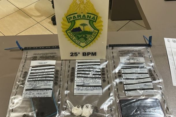 A&ccedil;&atilde;o da PM terminou com dois homens presos, 20,4 gramas de coca&iacute;na apreendidas e motocicleta e celulares recolhidos em P&eacute;rola.