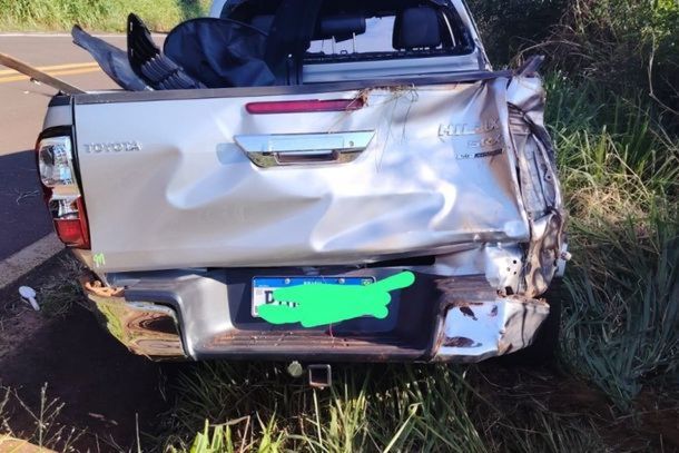 Toyota Hilux capotou no km 72 da PR-490, entre Alt&ocirc;nia e S&atilde;o Jorge do Patroc&iacute;nio; tr&ecirc;s ocupantes ficaram feridos.