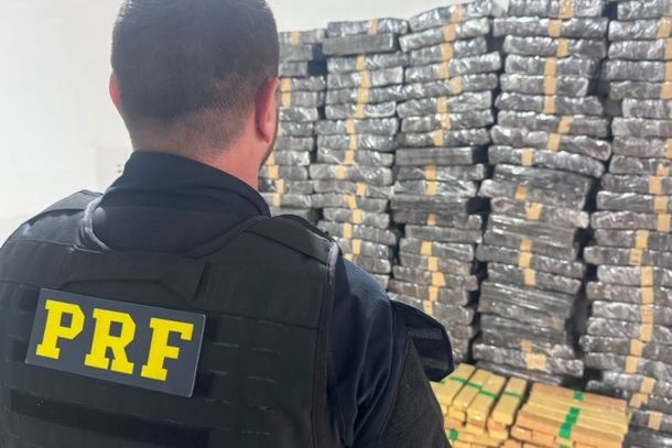 Hilux furtada na Argentina foi apreendida pela PRF com 1.529 quilos de maconha ap&oacute;s persegui&ccedil;&atilde;o na BR-487, em Alto Para&iacute;so.