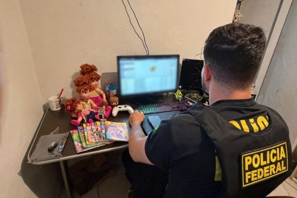 Opera&ccedil;&atilde;o da Pol&iacute;cia Federal cumpriu mandado em Umuarama e resultou na pris&atilde;o em flagrante de investigado por comercializa&ccedil;&atilde;o de material de abuso sexual infantil.