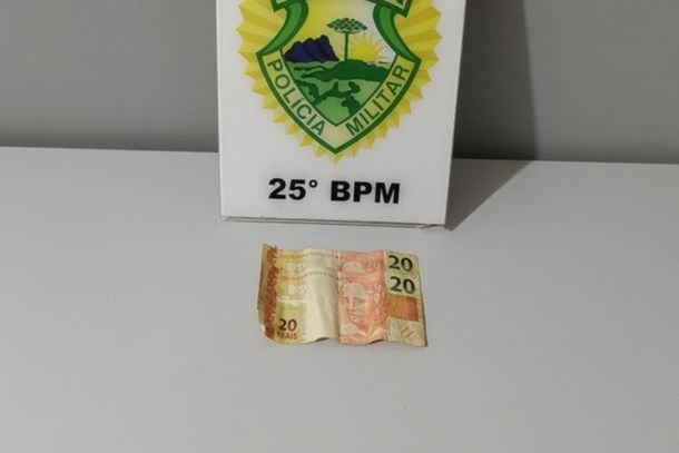 Roubo termina com pris&atilde;o no centro de Umuarama: suspeito foi localizado pela PM ap&oacute;s sair do banheiro da Pra&ccedil;a Santos Dumont e confessou ter usado parte do dinheiro roubado para comprar crack.