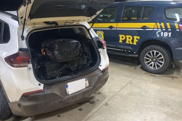 PRF apreendeu mais de 150 kg de maconha ap&oacute;s persegui&ccedil;&atilde;o na BR-487, em Alto Para&iacute;so. Suspeito foi preso ap&oacute;s tentar fugir a p&eacute;.