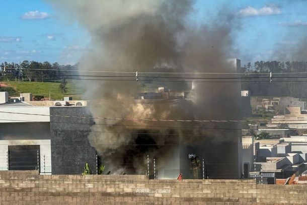 Equipes do Corpo de Bombeiros foram acionadas para combater um inc&ecirc;ndio em uma resid&ecirc;ncia no Condom&iacute;nio Paysage Essenza, em Umuarama.