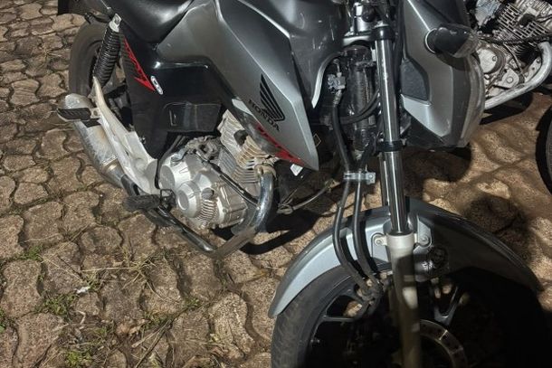 Motocicleta foi abordada pela Pol&iacute;cia Militar ap&oacute;s ser flagrada com escapamento adulterado e barulho excessivo. Durante a fiscaliza&ccedil;&atilde;o, foi constatado que o condutor n&atilde;o possu&iacute;a CNH.