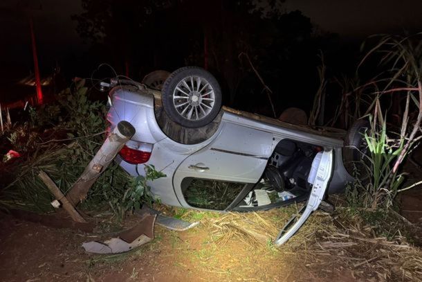 Fiat Palio capotou e parou de rodas para cima em uma &aacute;rea de pastagem ap&oacute;s aquaplanar na Estrada Canelinha, em Umuarama.