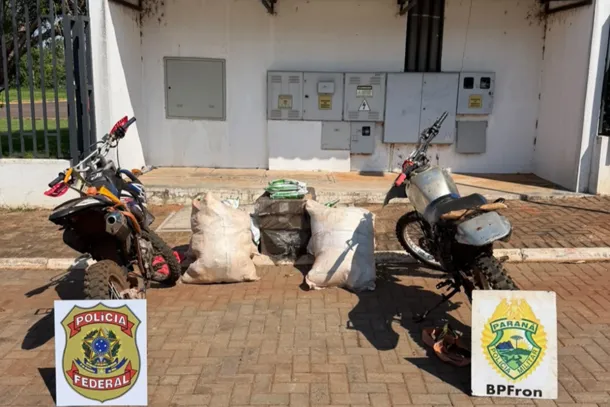 A&ccedil;&atilde;o conjunta da Pol&iacute;cia Federal e do BPFron terminou com a apreens&atilde;o de cerca de 140 kg de inseticida, cigarros contrabandeados e duas motocicletas em uma &aacute;rea de mata, em Gua&iacute;ra. O preju&iacute;zo estimado &eacute; de R$ 96 mil.