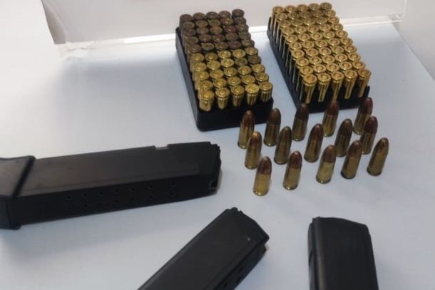 A PM apreendeu 115 muni&ccedil;&otilde;es de calibre 9mm, tr&ecirc;s carregadores de pistola e quatro celulares em uma ch&aacute;cara na Estrada Cedro, em Perobal. A a&ccedil;&atilde;o come&ccedil;ou ap&oacute;s den&uacute;ncias de disparos de arma de fogo.