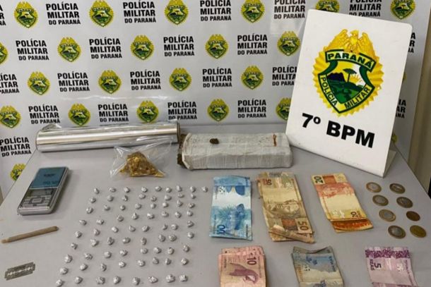 Drogas, dinheiro e materiais para fracionamento foram apreendidos pela PM durante a ocorr&ecirc;ncia no Jardim das Flores, em Cruzeiro do Oeste.
