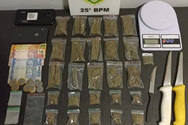 A&ccedil;&atilde;o da Pol&iacute;cia Militar no Jardim Uni&atilde;o resultou na apreens&atilde;o de aproximadamente 329 gramas de maconha, al&eacute;m de balan&ccedil;a, embalagens, celulares e dinheiro.