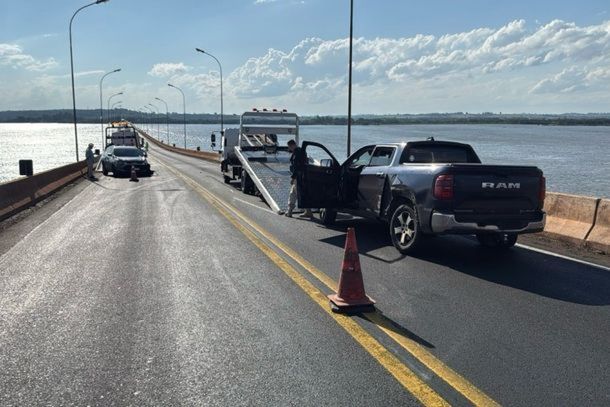 Ponte Ayrton Senna, em Gua&iacute;ra, foi interditada nesta ter&ccedil;a-feira (22) para per&iacute;cia relacionada a uma ocorr&ecirc;ncia envolvendo uma caminhonete roubada e policiais rodovi&aacute;rios federais.