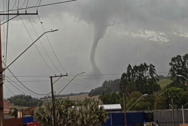Tornado confirmado em Goioer&ecirc;! O fen&ocirc;meno atingiu a &aacute;rea rural do munic&iacute;pio na tarde de sexta-feira (11), durante uma sequ&ecirc;ncia de temporais no Paran&aacute;. A intensidade ainda ser&aacute; avaliada pelo Simepar.