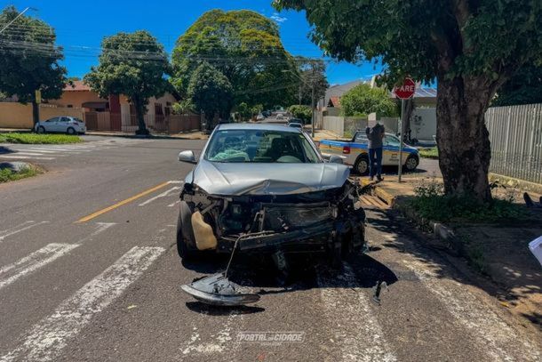 Colis&atilde;o entre um Volkswagen Polo e um Renault Fluence mobilizou equipes de atendimento na manh&atilde; desta segunda-feira (19), no cruzamento da avenida Pernambuco com a rua Mato Grosso, em Umuarama. Os dois motoristas foram encaminhados para avalia&ccedil;&atilde;o m&eacute;dica.