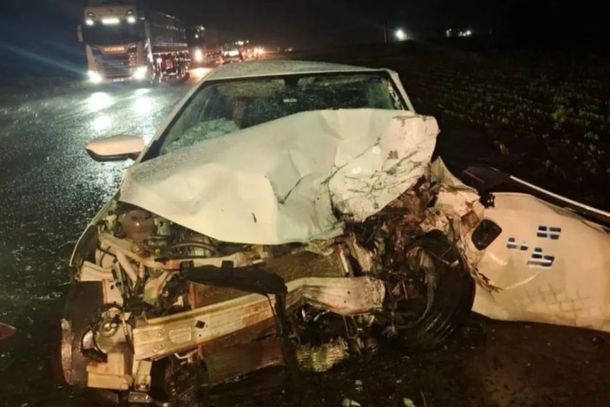 Uma mulher de 60 anos morreu ap&oacute;s uma colis&atilde;o frontal entre um Volkswagen T-Cross, com placa de Umuarama, e um Chevrolet Onix, na PR-239, entre Assis Chateaubriand e Toledo. Os dois condutores ficaram feridos e foram encaminhados para atendimento m&eacute;dico. A causa do acidente ser&aacute; apurada.