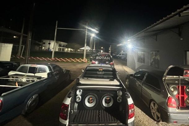 Volkswagen Gol e Volkswagen Saveiro foram apreendidos pela Rotam durante patrulhamento no Parque Alto da Paran&aacute;, em Umuarama. Segundo a PM, os ve&iacute;culos tinham som alto, suspens&atilde;o alterada e documenta&ccedil;&atilde;o irregular, e os condutores n&atilde;o possu&iacute;am CNH.