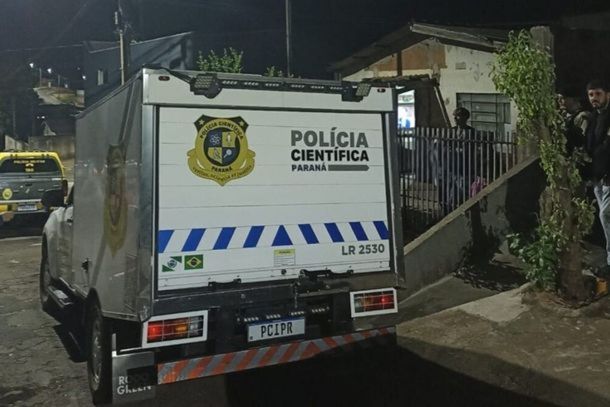 Um homem de 60 anos foi encontrado morto dentro de casa no Parque Industrial, em Umuarama, na noite de quarta-feira (21). O sobrinho acionou a Pol&iacute;cia Militar ap&oacute;s dias sem conseguir contato com o tio. A per&iacute;cia n&atilde;o identificou ind&iacute;cios aparentes de crime, e a causa da morte ser&aacute; esclarecida por exames do IML.