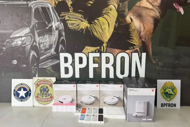 Nove celulares da Apple, rob&ocirc;s aspiradores, MacBook e cosm&eacute;ticos foram apreendidos em Umuarama. Parte dos aparelhos estava escondida em um compartimento no pneu estepe do ve&iacute;culo. A carga foi avaliada em R$ 152,9 mil.