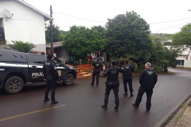 Megaopera&ccedil;&atilde;o da Pol&iacute;cia Civil mobilizou mais de 500 agentes e cumpriu mandados em cidades do Paran&aacute;, Santa Catarina e S&atilde;o Paulo. Cruzeiro do Oeste est&aacute; entre os munic&iacute;pios paranaenses inclu&iacute;dos na a&ccedil;&atilde;o, que resultou em 106 pris&otilde;es.