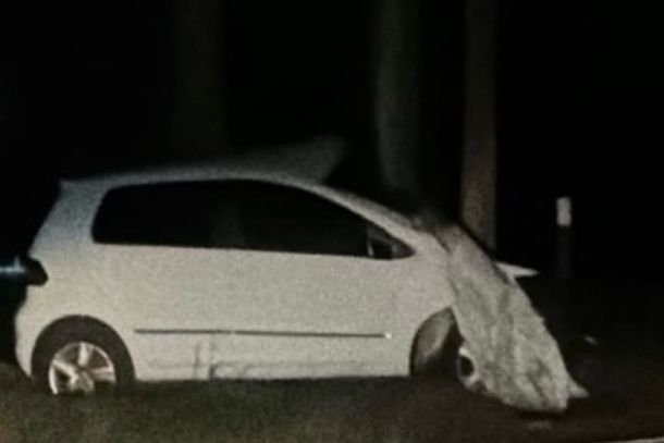 Colis&atilde;o envolvendo um VW Fox e uma caminhonete deixou uma mulher de 26 anos morta na noite deste s&aacute;bado (24), entre Maria Helena e Nova Ol&iacute;mpia. Foto: Reprodu&ccedil;&atilde;o/Pol&iacute;cia Umuarama 24 Horas.