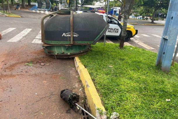 Parte de um maquin&aacute;rio agr&iacute;cola se desprendeu de um caminh&atilde;o durante uma convers&atilde;o e atingiu estruturas na regi&atilde;o central de Douradina. O acidente provocou danos &agrave; fia&ccedil;&atilde;o el&eacute;trica e rompeu cabos de fibra &oacute;ptica, deixando pelo menos cinco estabelecimentos comerciais sem internet. A ocorr&ecirc;ncia foi encaminhada &agrave; Pol&iacute;cia Civil.