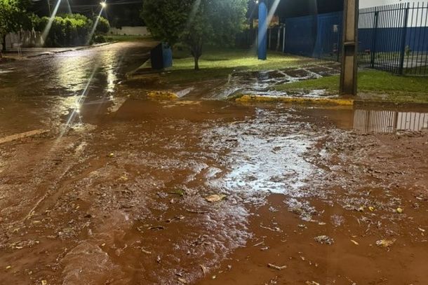 O temporal de segunda-feira (12) provocou alagamentos em ruas e casas e derrubou um muro do Casa Lar, em Cruzeiro do Oeste. Confira os registros!