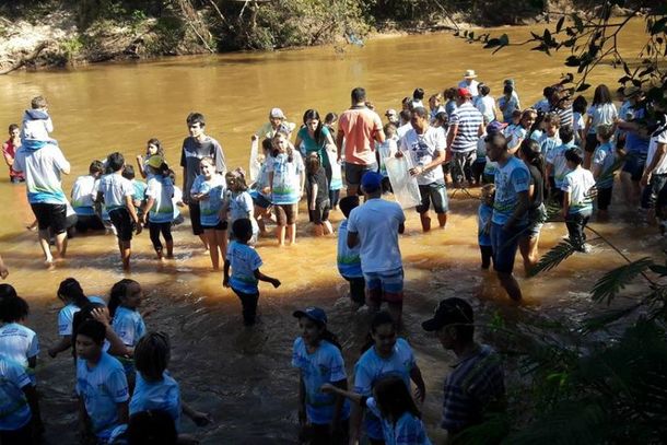 Aproximadamente 13.500 peixes alevinos/juvenis ser&atilde;o soltos na Rampa N&aacute;utica Oswaldo Formighieri, &agrave;s margens do Rio Iva&iacute;.