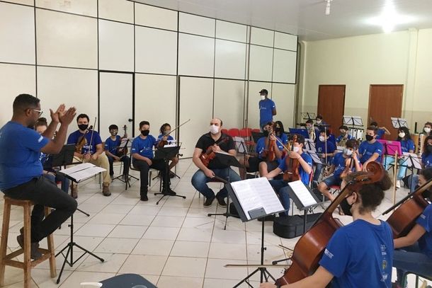 Criado em 2019, o projeto oferece aulas gratuitas de musicaliza&ccedil;&atilde;o, instrumentos de orquestra e tamb&eacute;m de canto coral.
