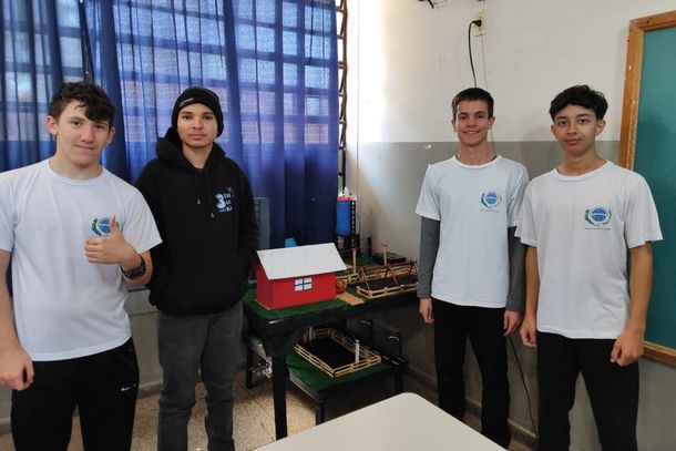Alunos do Ensino M&eacute;dio do Col&eacute;gio Estadual Rachel de Queiroz, classificados na fase regional.