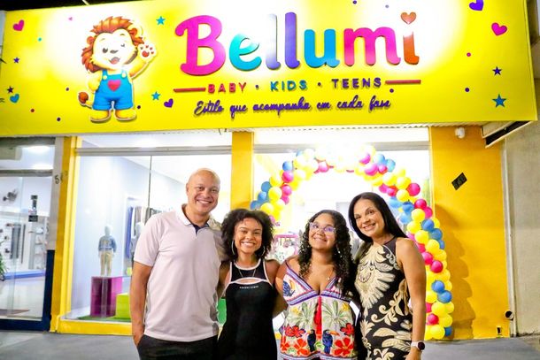 Adriane Casaes e Juliano Sousa com as filhas Emanuelle e Isabelle, celebrando a inaugura&ccedil;&atilde;o da Bellumi em Douradina.