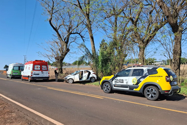 Mulher fica ferida ap&oacute;s carro sair da pista e bater contra &aacute;rvore na PR-554