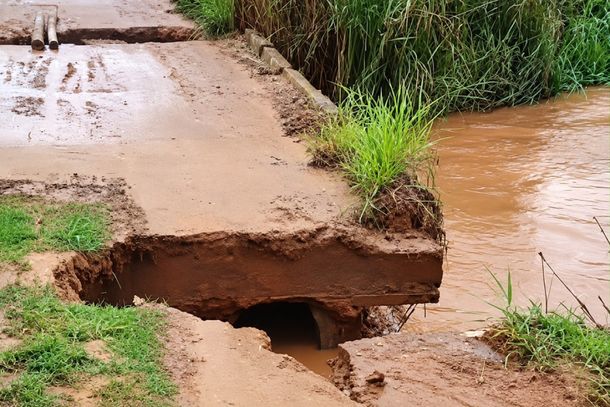 Chuva rompe cabeceiras de ponte entre Douradina e Hercul&acirc;ndia; estrada fica intransit&aacute;vel