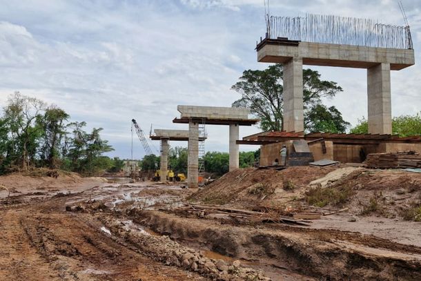 Constru&ccedil;&atilde;o de nova ponte sobre o Rio Iva&iacute; entre S&atilde;o Carlos do Iva&iacute; e Japur&aacute; chega a 45%