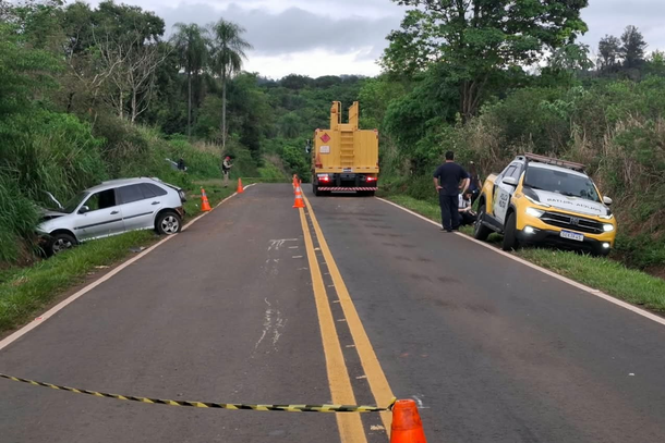 Dois jovens de 17 anos morrem ap&oacute;s carro bater contra barrancos na PR-576, em Tapira