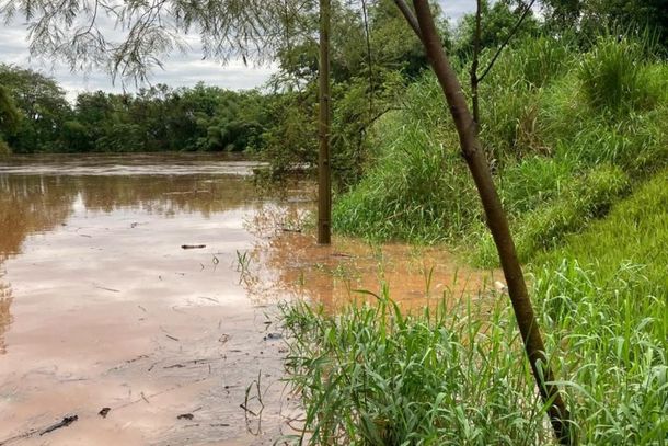 Rio Iva&iacute; apresenta eleva&ccedil;&atilde;o do n&iacute;vel e &aacute;gua se aproxima da parte superior da rampa n&aacute;utica.