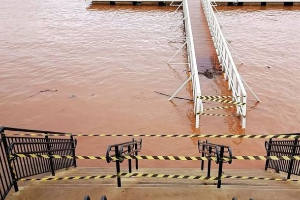 Rio Paran&aacute; sobe e prefeitura interdita p&iacute;er do Porto Camargo por seguran&ccedil;a, em Icara&iacute;ma