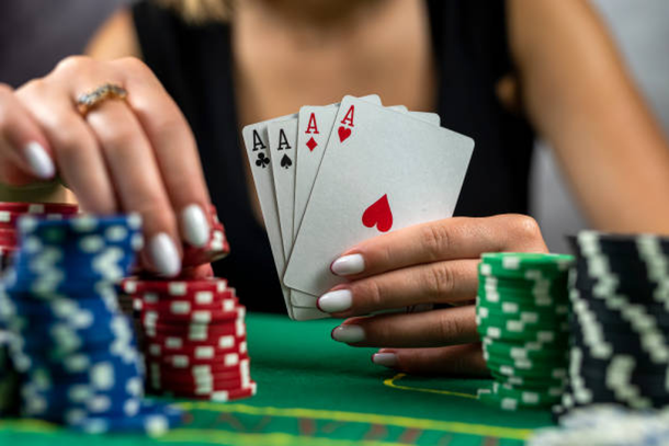 Amigos se divertindo jogando poker