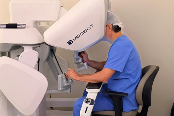 Dr. Nario Takimoto realizando a cirurgia pelo rob&ocirc;.
