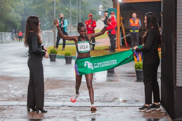 Viola Jelagat Kosgei na linha de chegada. 