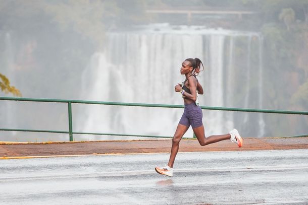 Viola Jelagat Kosgei durante percurso. 