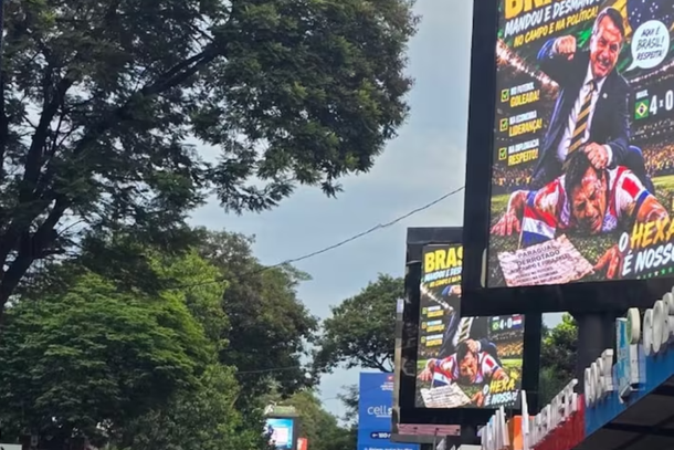 Mensagens exibidas em pain&eacute;is de led em Ciudad del Este.