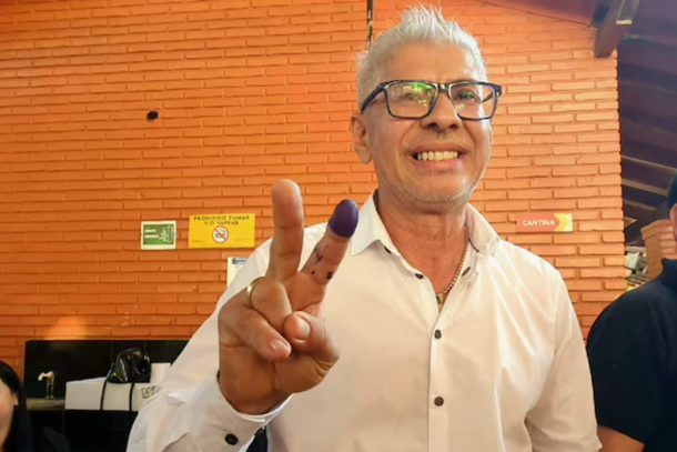Rigoberto Chamorro durante a vota&ccedil;&atilde;o deste domingo (7).
